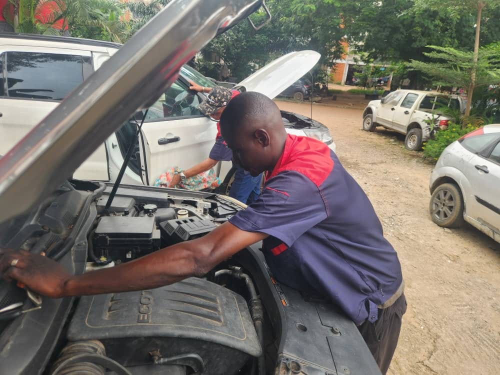 Mécanicien PROS-MOTORS intervenant sur un moteur