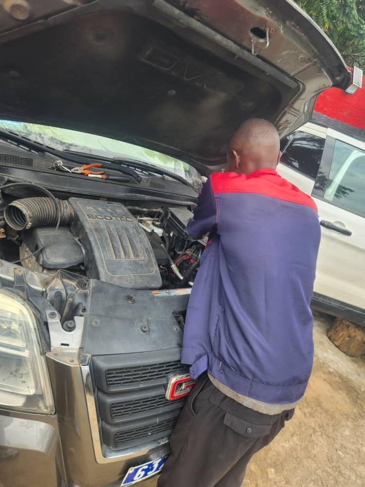 Technicien réalisant un diagnostic sous le capot