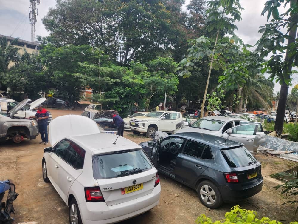 Vue générale de l'atelier PROS-MOTORS et des véhicules en cours d'intervention